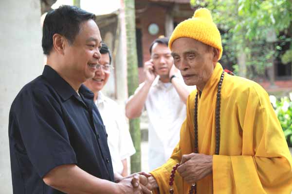 Deputy Minister of Home Affairs, Chairman of the Government Committee for Religious Affairs congratulates Most Venerable Thích Phổ Tuệ on occasion of the Buddha’s birthday
